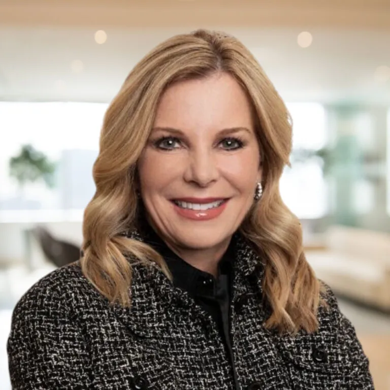 Donna L Lavoie headshot